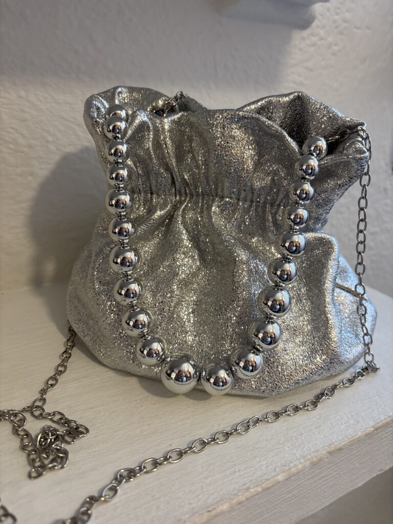 bolso saquito metálico